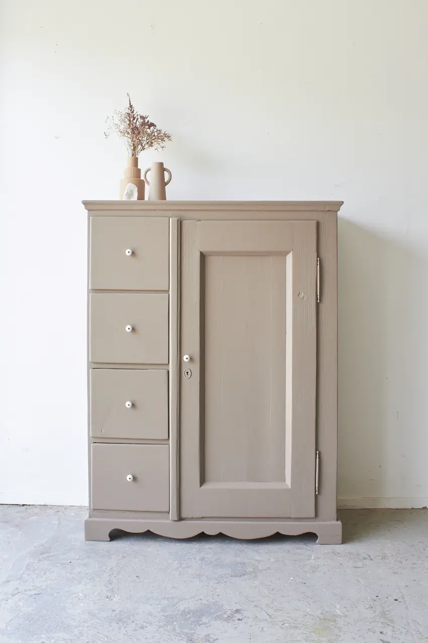 10672---Vintage-speelgoedkast-in-oud-roze-kleur---Firma-Zoethout-01