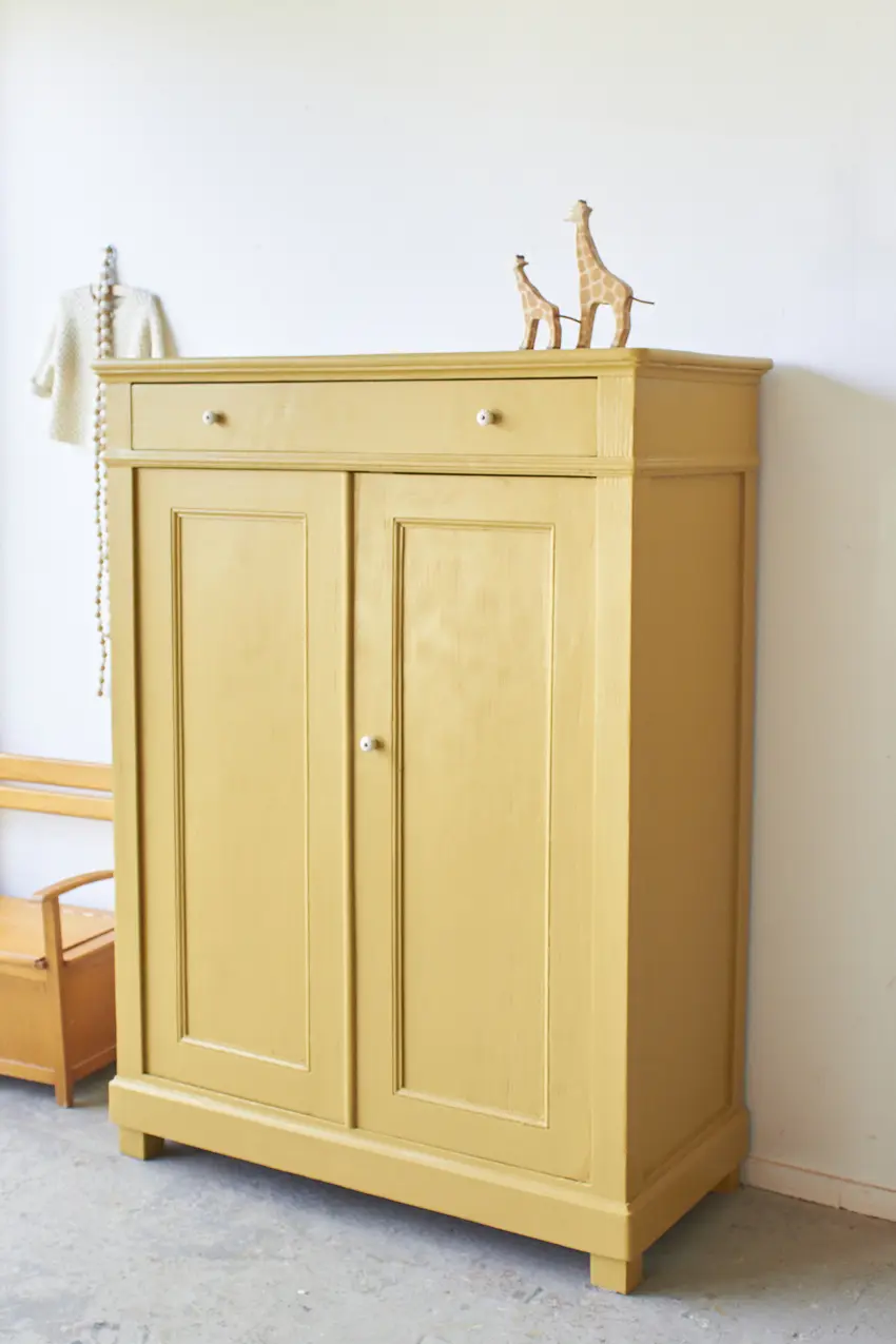 10570-Vintage-meidenkast-in-saffraan-Firma-Zoethout_02.jpg