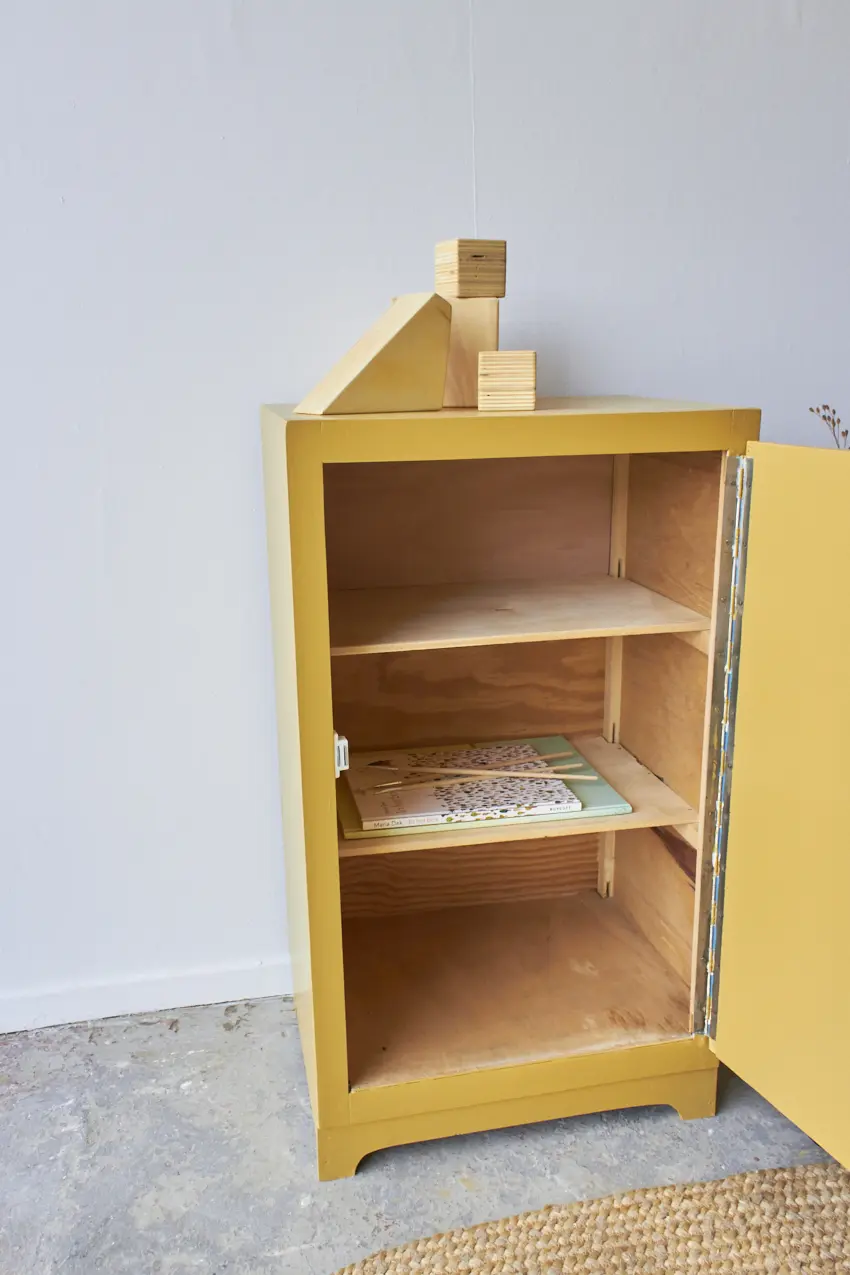10605-Vintage-speelgoedkastje-in-Saffraan-Firma-zoethout_6.jpg