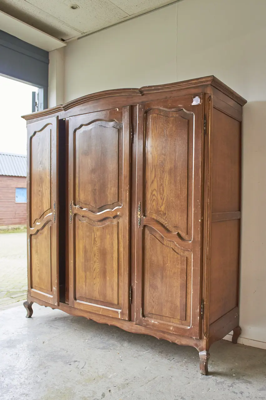 10646---Demontabele-sierlijke-kast-met-drie-deuren---Firma-Zoethout_02