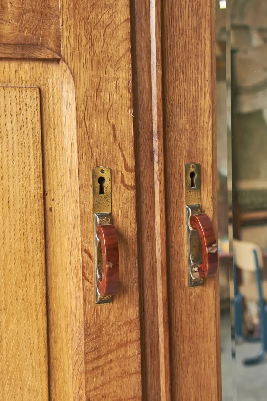 10656---Demontabele-spiegelkast-met-drie-deuren---Firma-Zoethout_08