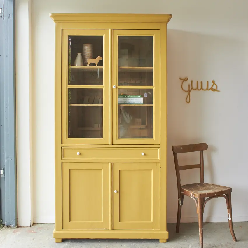 10667 - Vintage vitrinekast in Saffraan - Firma Zoethout