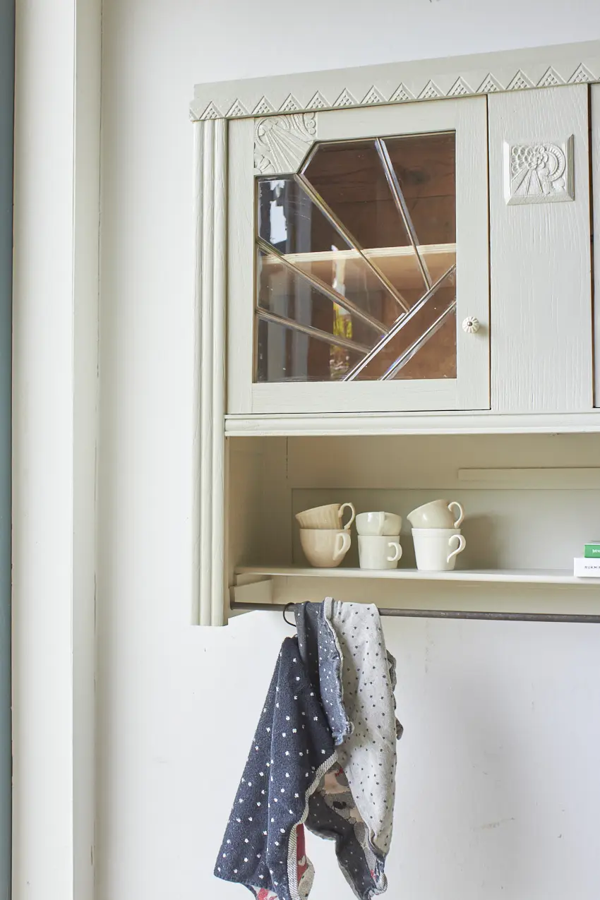 6206---Vintage-hangkast-met-glas-in-lood-in-linnen---Firma-Zoethout-02