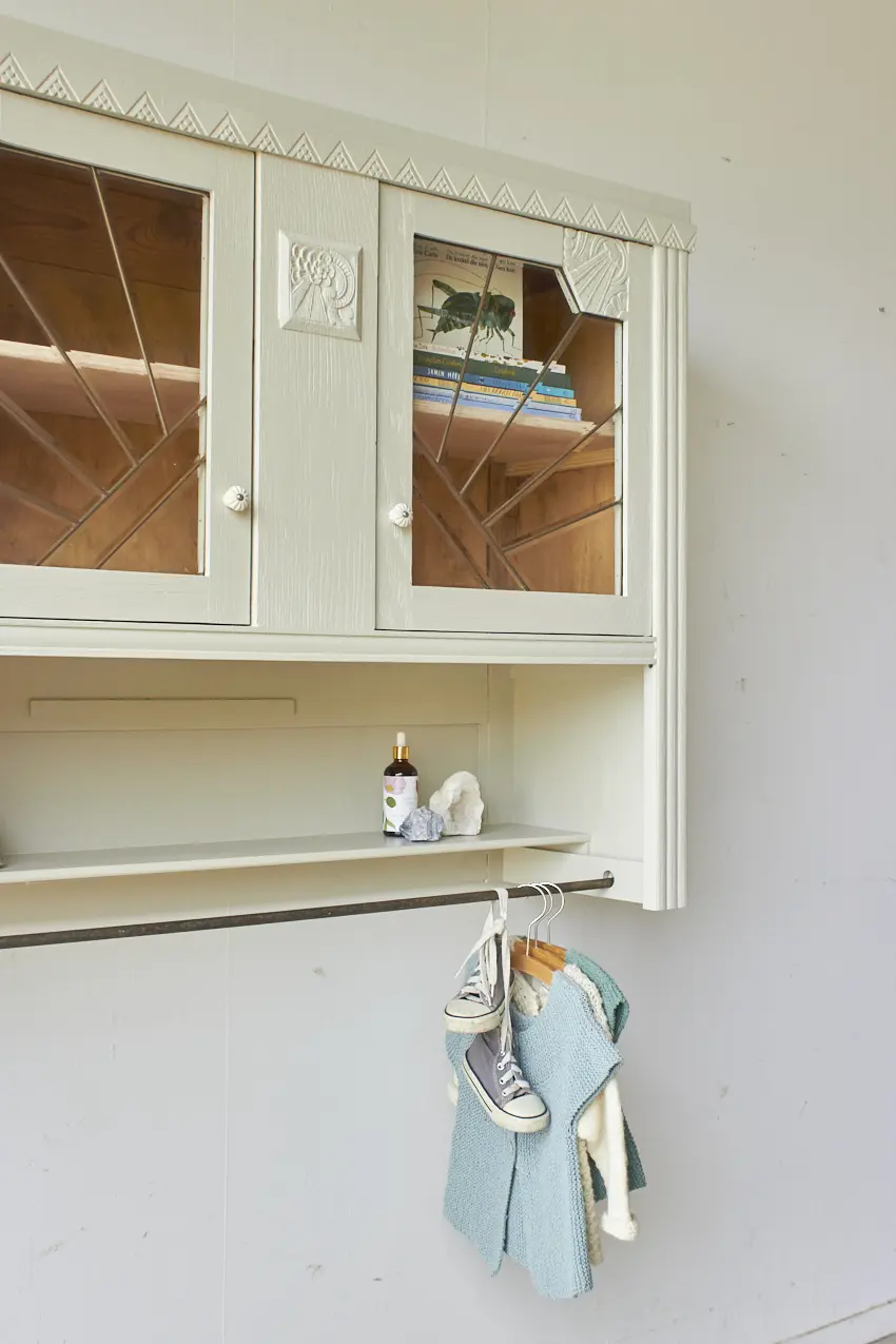 6206---Vintage-hangkast-met-glas-in-lood-in-linnen---Firma-Zoethout-04