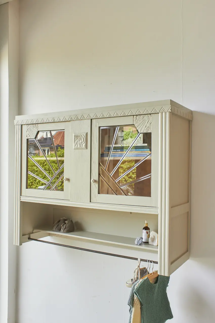 6206---Vintage-hangkast-met-glas-in-lood-in-linnen---Firma-Zoethout-05