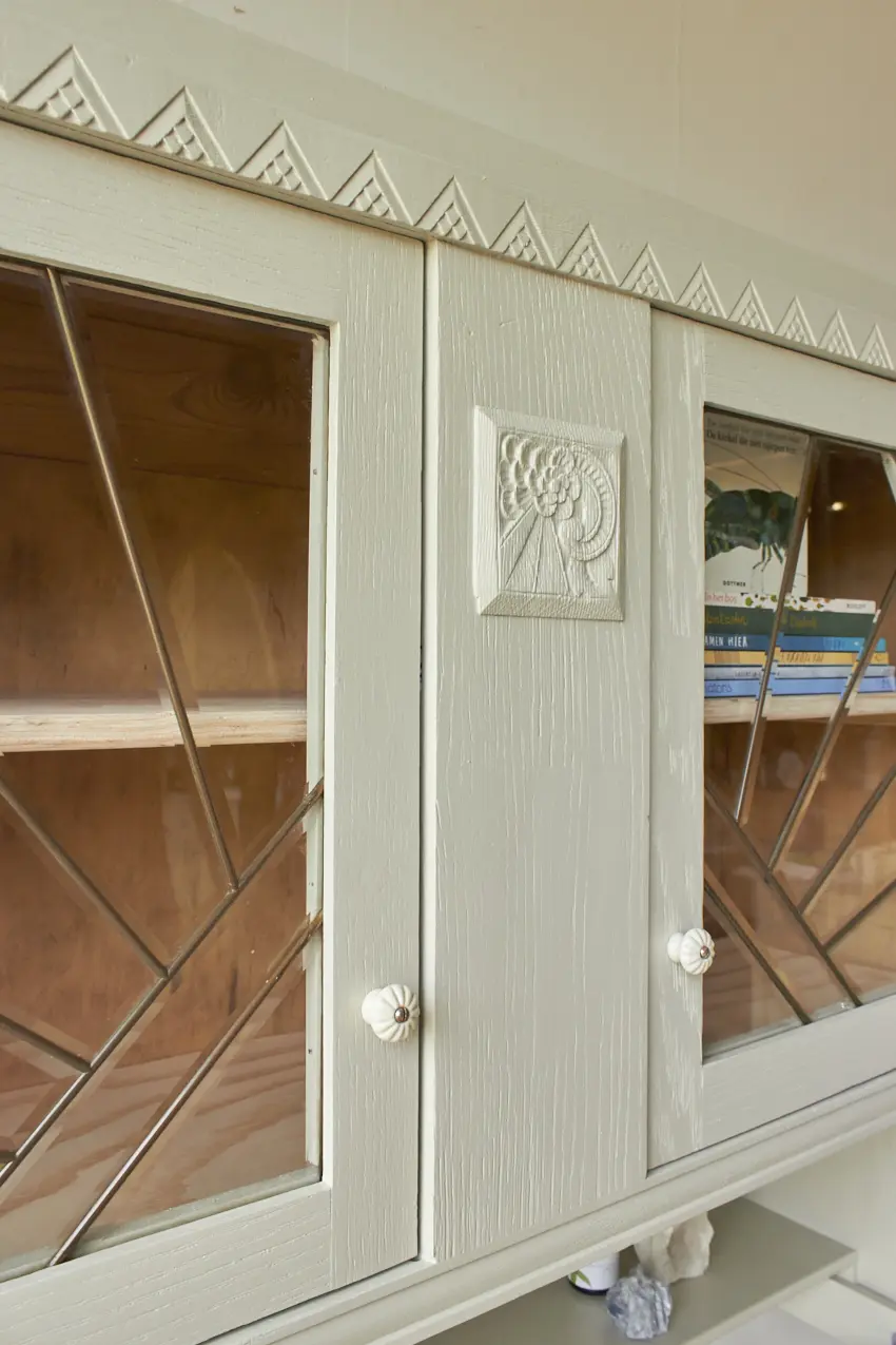 6206---Vintage-hangkast-met-glas-in-lood-in-linnen---Firma-Zoethout-07