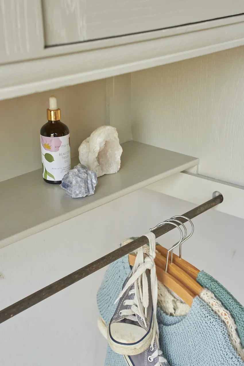 6206---Vintage-hangkast-met-glas-in-lood-in-linnen---Firma-Zoethout-08