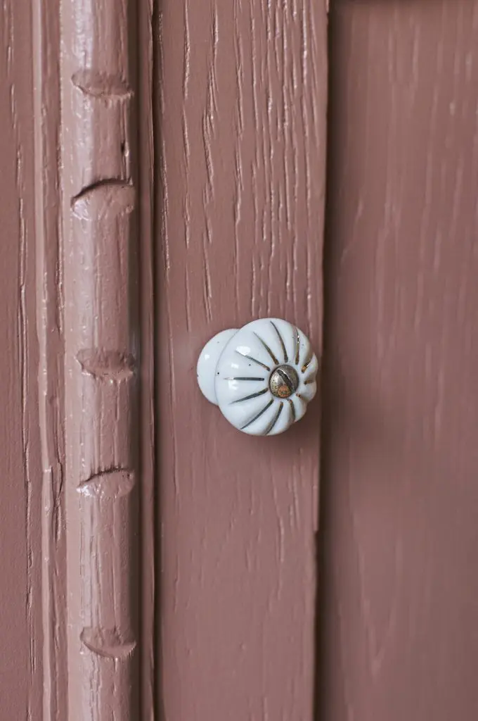 knopje op vintage meubel plaatsen