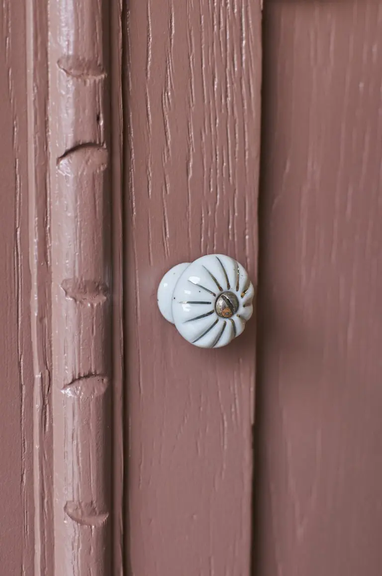 knopje op vintage meubel plaatsen
