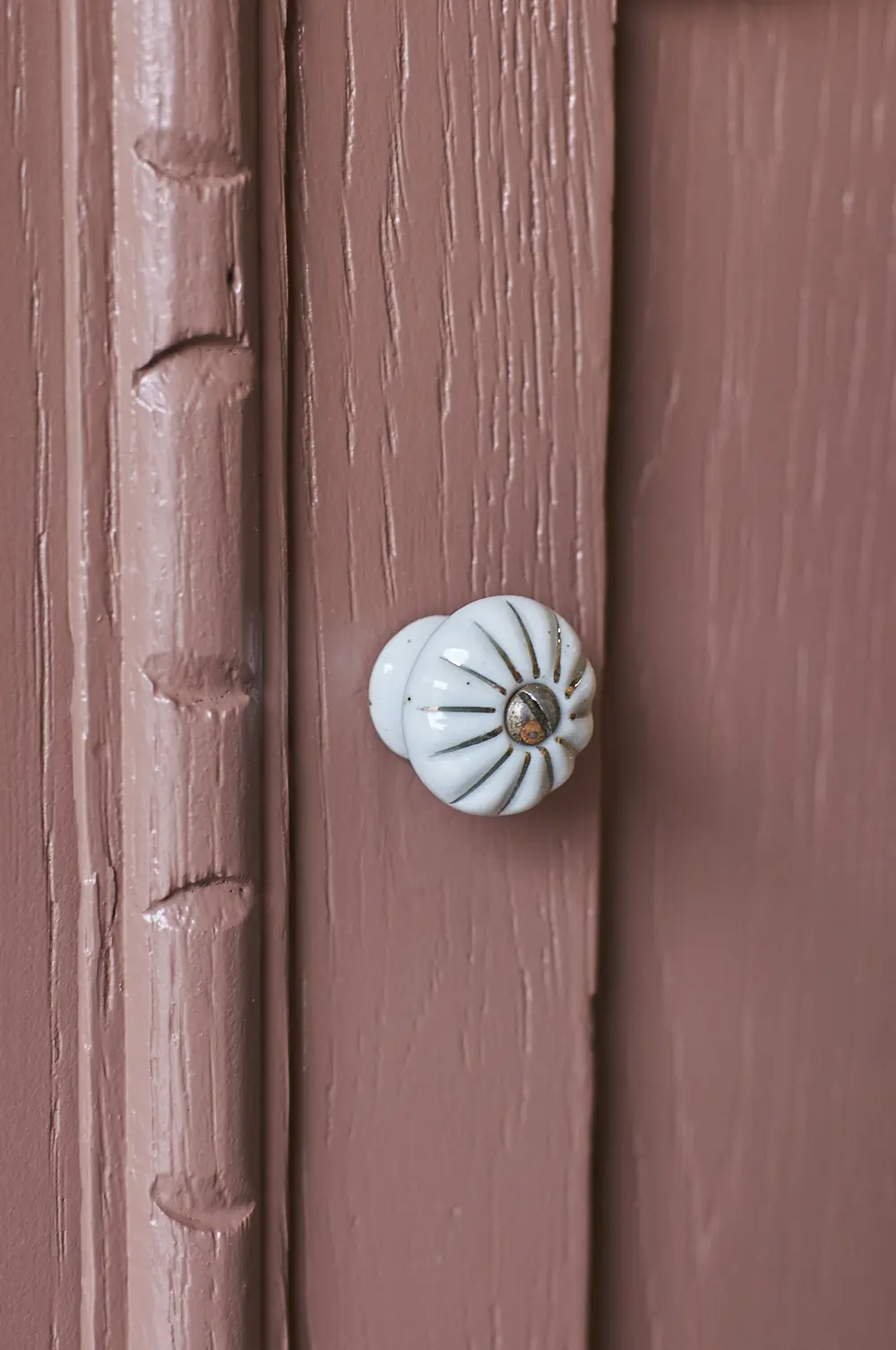 knopje op vintage meubel plaatsen