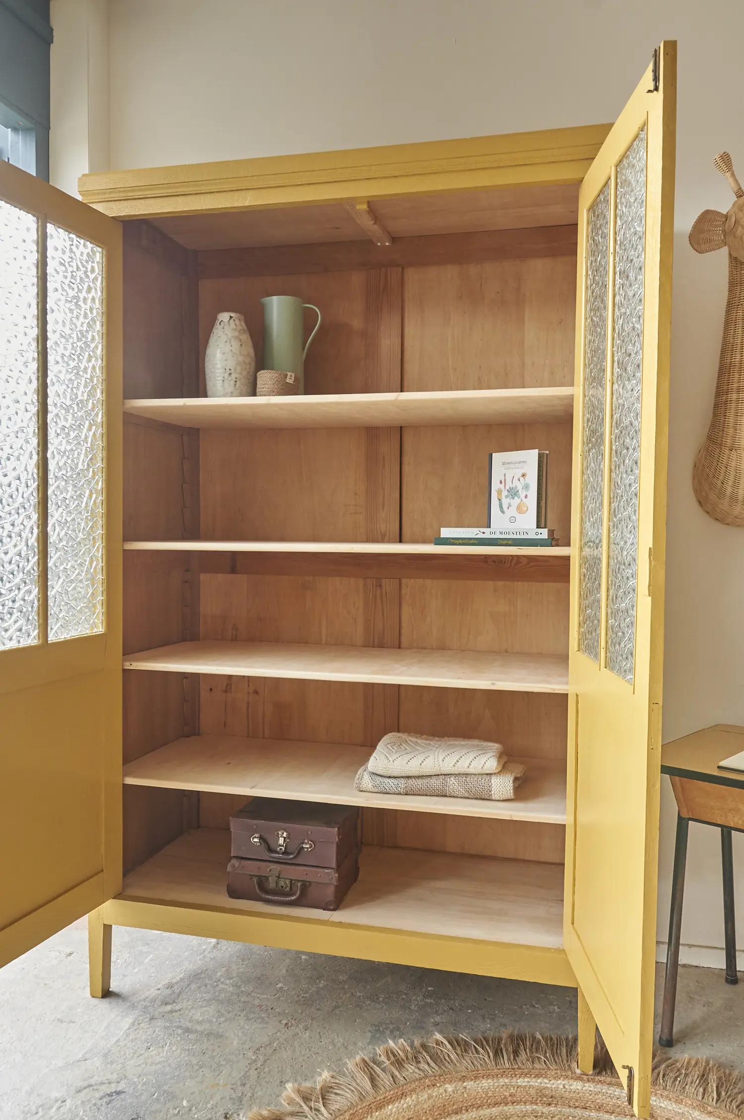 10187-Vintage-vitrine-kast-in-Saffraan-Firma-zoethout_5.jpg
