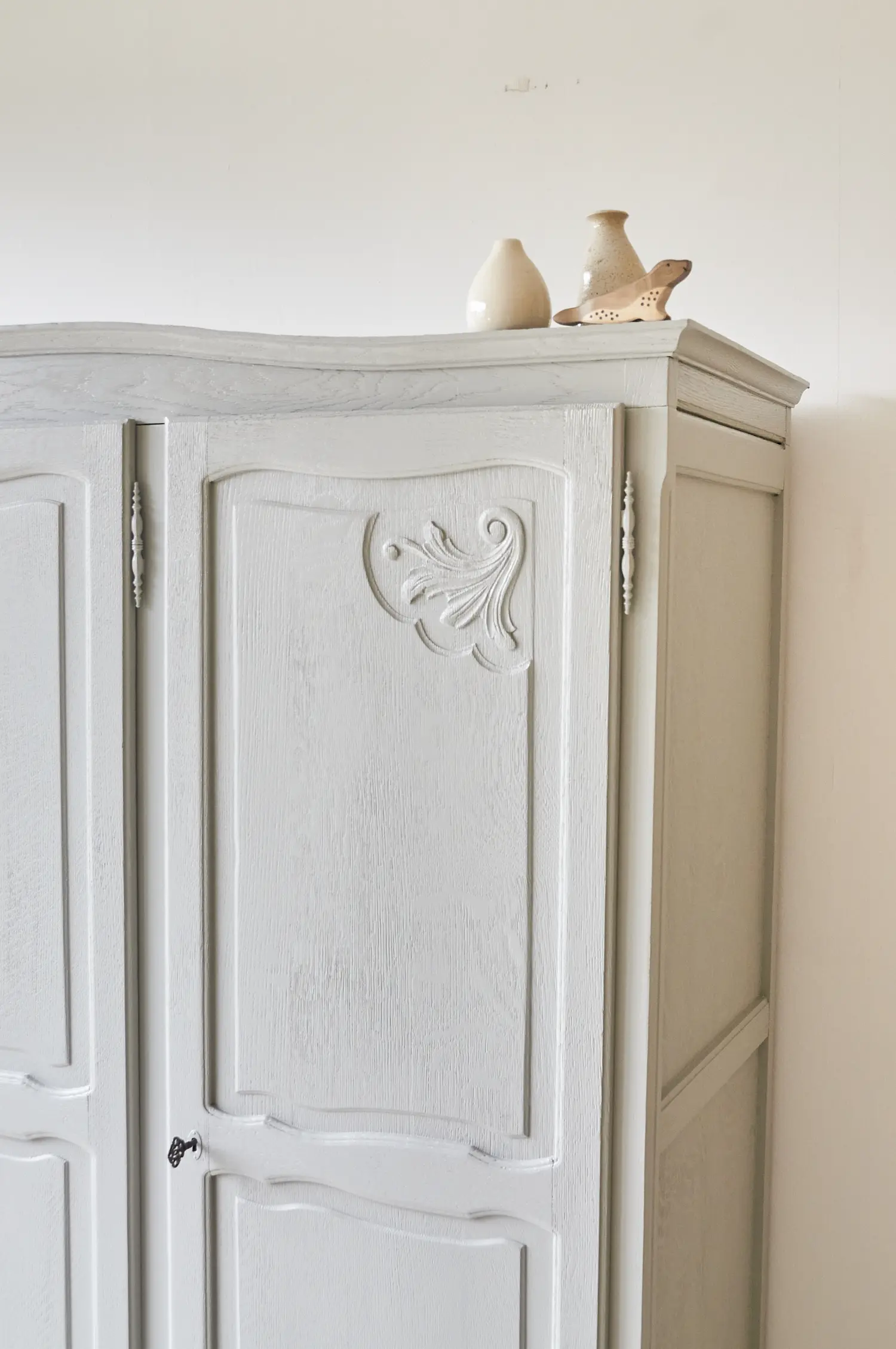 10188-Sierlijke-driedeurs-kast-in-Maan-Firma-zoethout_3.jpg