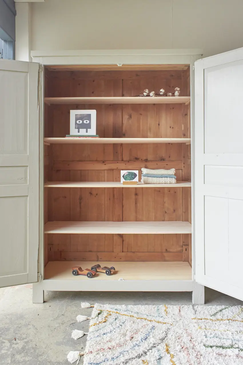 10389-Vintage-tweedeurs-kast-in-Linnen-Firma-zoethout_4.jpg