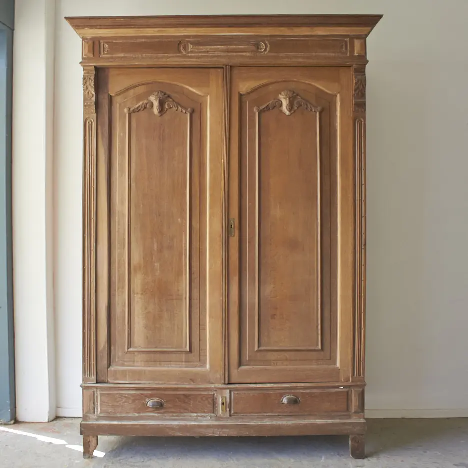 10685-Demontabele-kast-met-paneeldeuren-en-houtsnijwerk-Firma-Zoethout