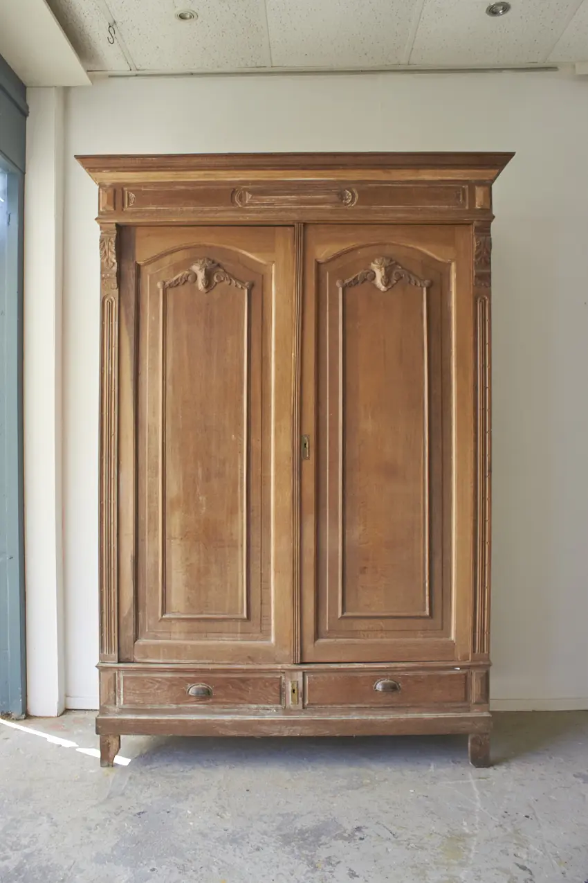 10685---Demontabele-kast-met-paneeldeuren-en-houtsnijwerk---Firma-Zoethout-01