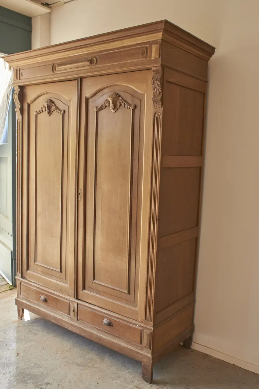 10685---Demontabele-kast-met-paneeldeuren-en-houtsnijwerk---Firma-Zoethout-02