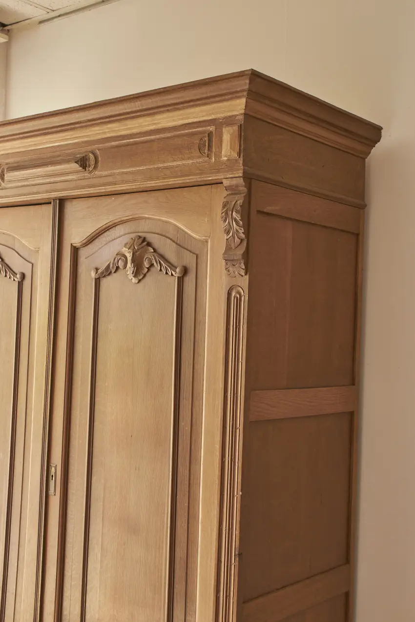 10685---Demontabele-kast-met-paneeldeuren-en-houtsnijwerk---Firma-Zoethout-03