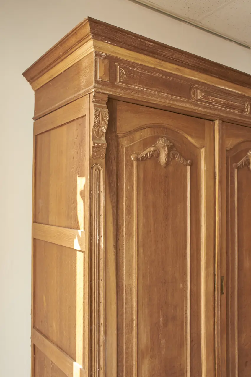 10685---Demontabele-kast-met-paneeldeuren-en-houtsnijwerk---Firma-Zoethout-06