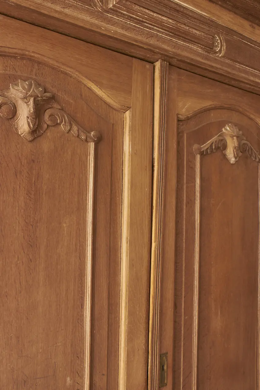 10685---Demontabele-kast-met-paneeldeuren-en-houtsnijwerk---Firma-Zoethout-07