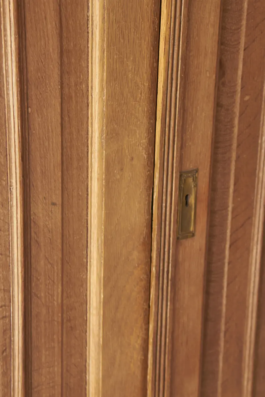 10685---Demontabele-kast-met-paneeldeuren-en-houtsnijwerk---Firma-Zoethout-08