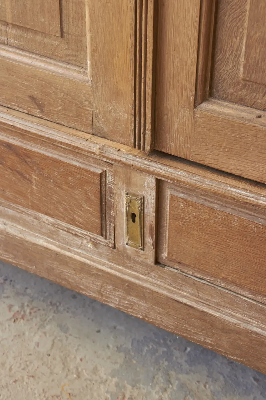 10685---Demontabele-kast-met-paneeldeuren-en-houtsnijwerk---Firma-Zoethout-09