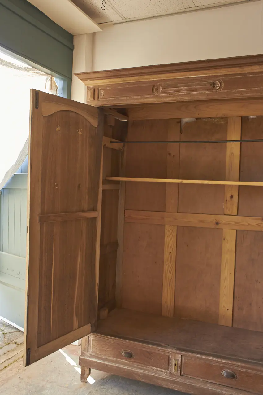 10685---Demontabele-kast-met-paneeldeuren-en-houtsnijwerk---Firma-Zoethout-10