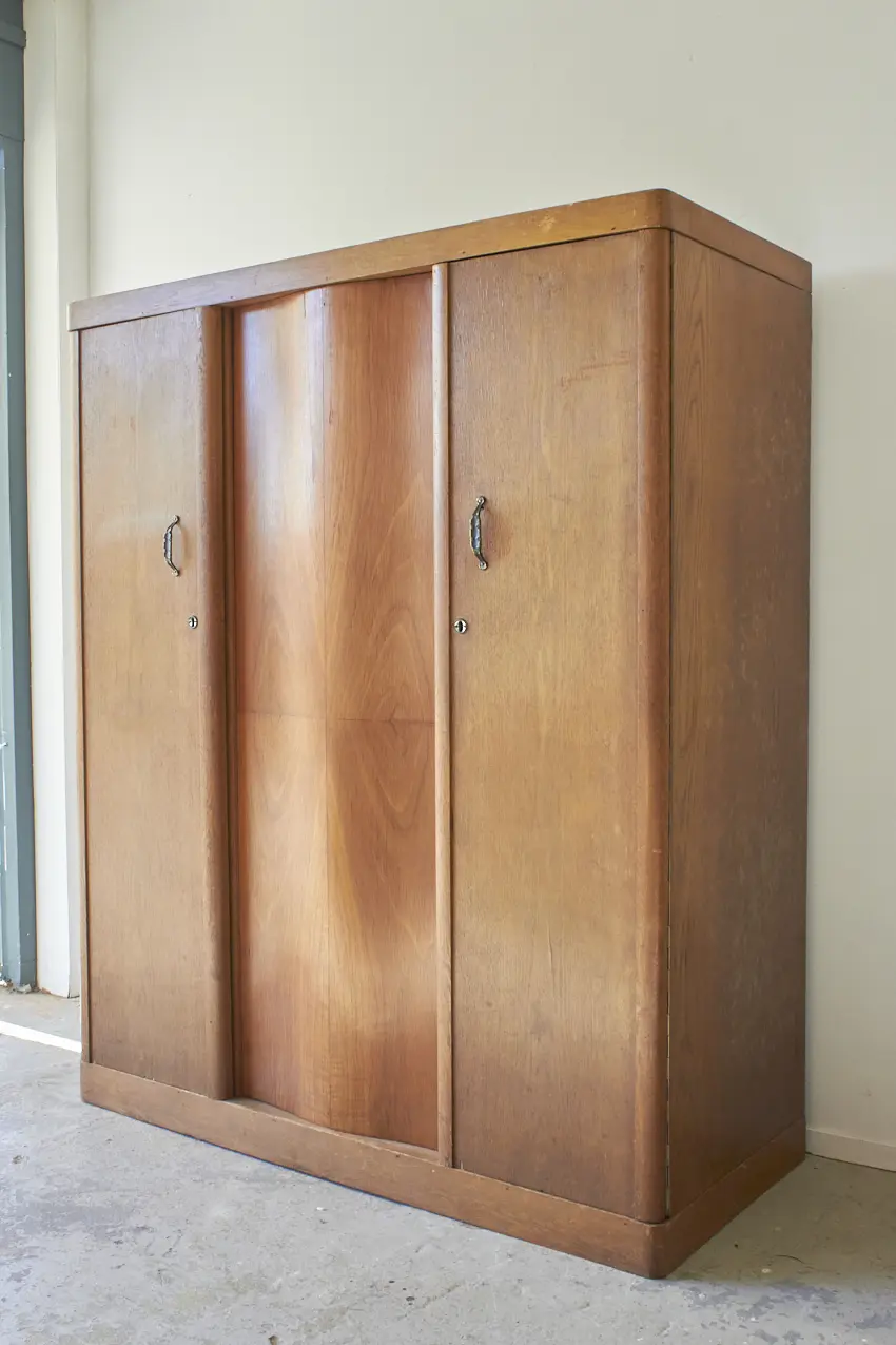 10691---Retro-kast-met-drie-deuren---Firma-Zoethout-02