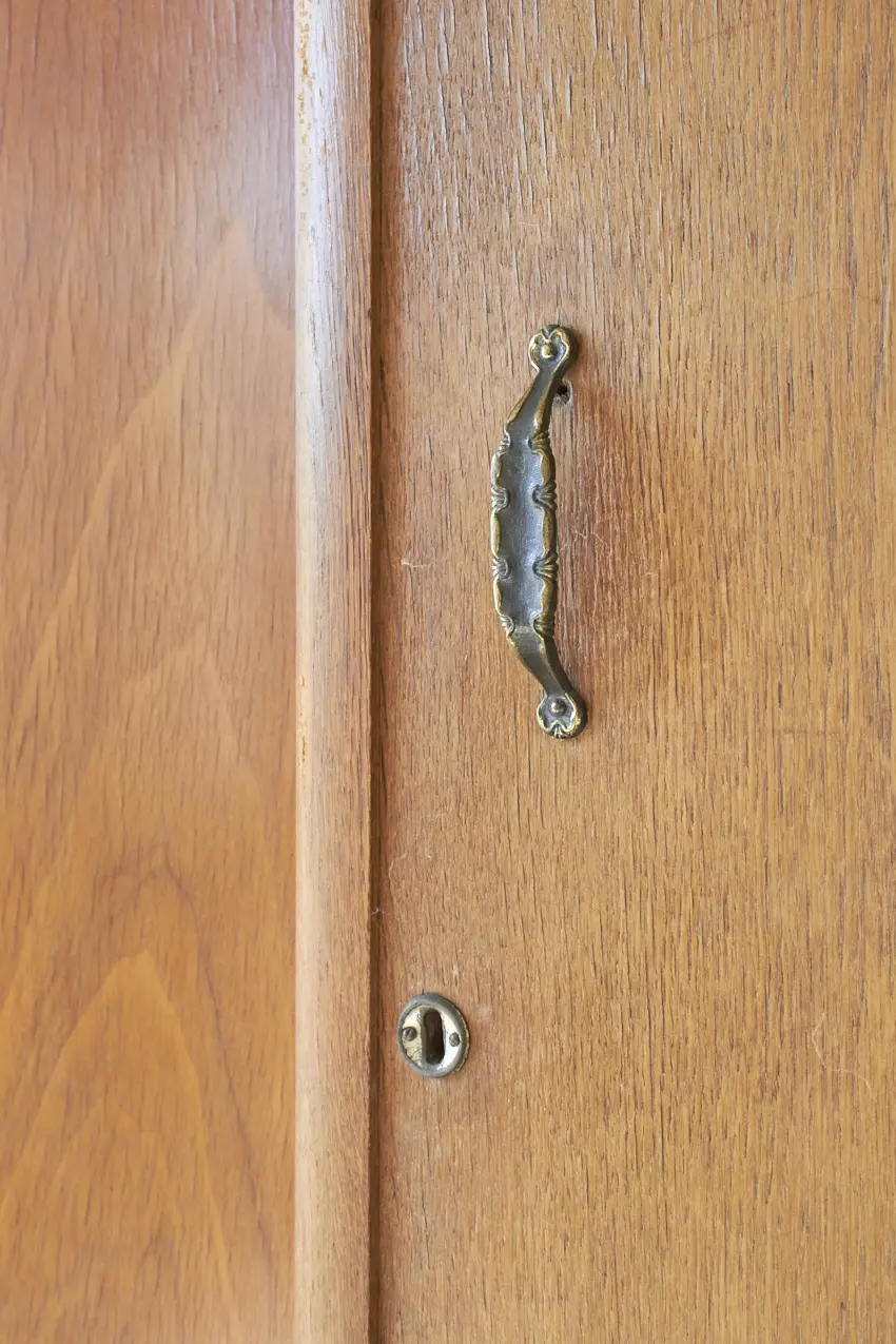 10691---Retro-kast-met-drie-deuren---Firma-Zoethout-06