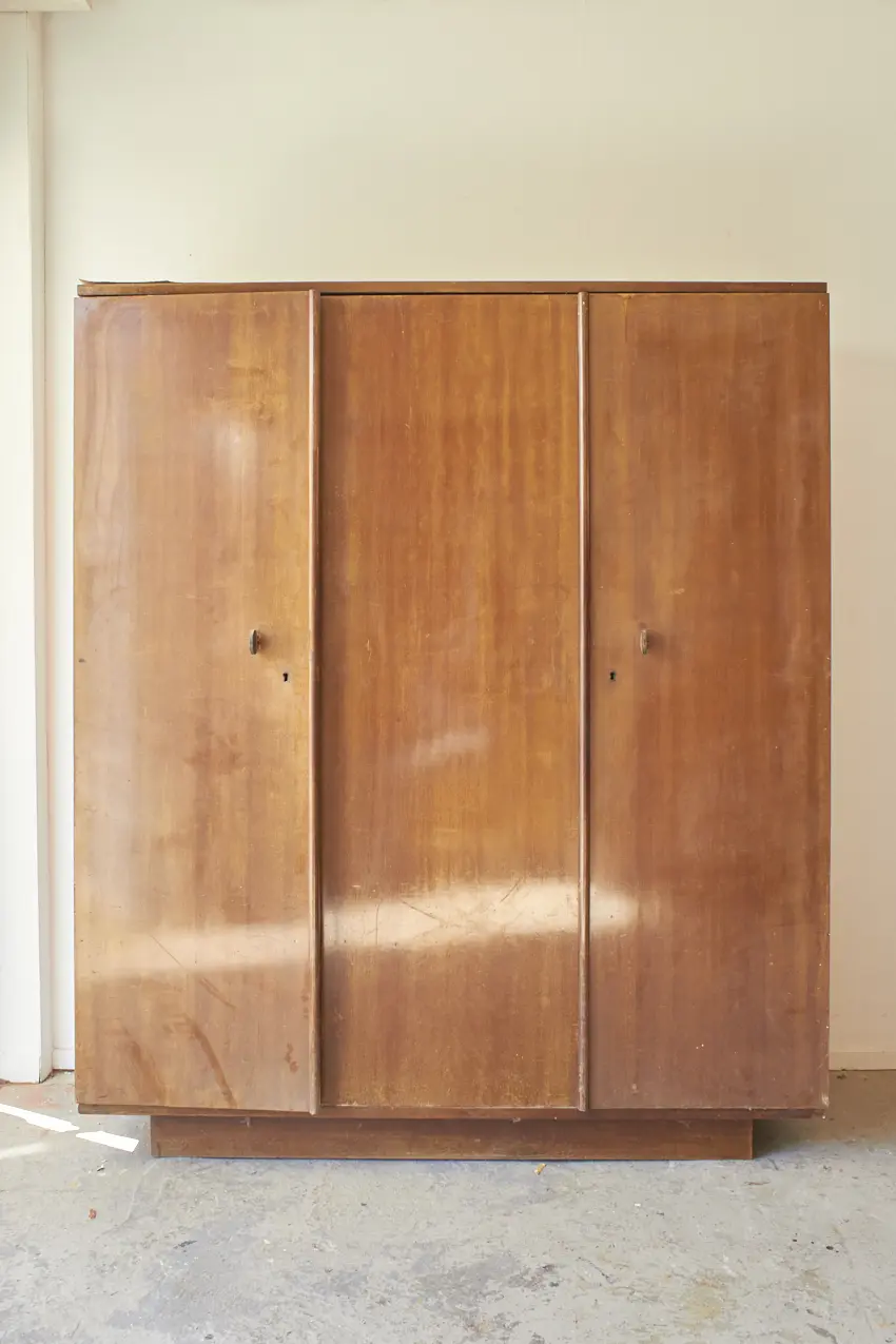 10695---Strakke-retro-kast-met-drie-deuren---Firma-Zoethout-01