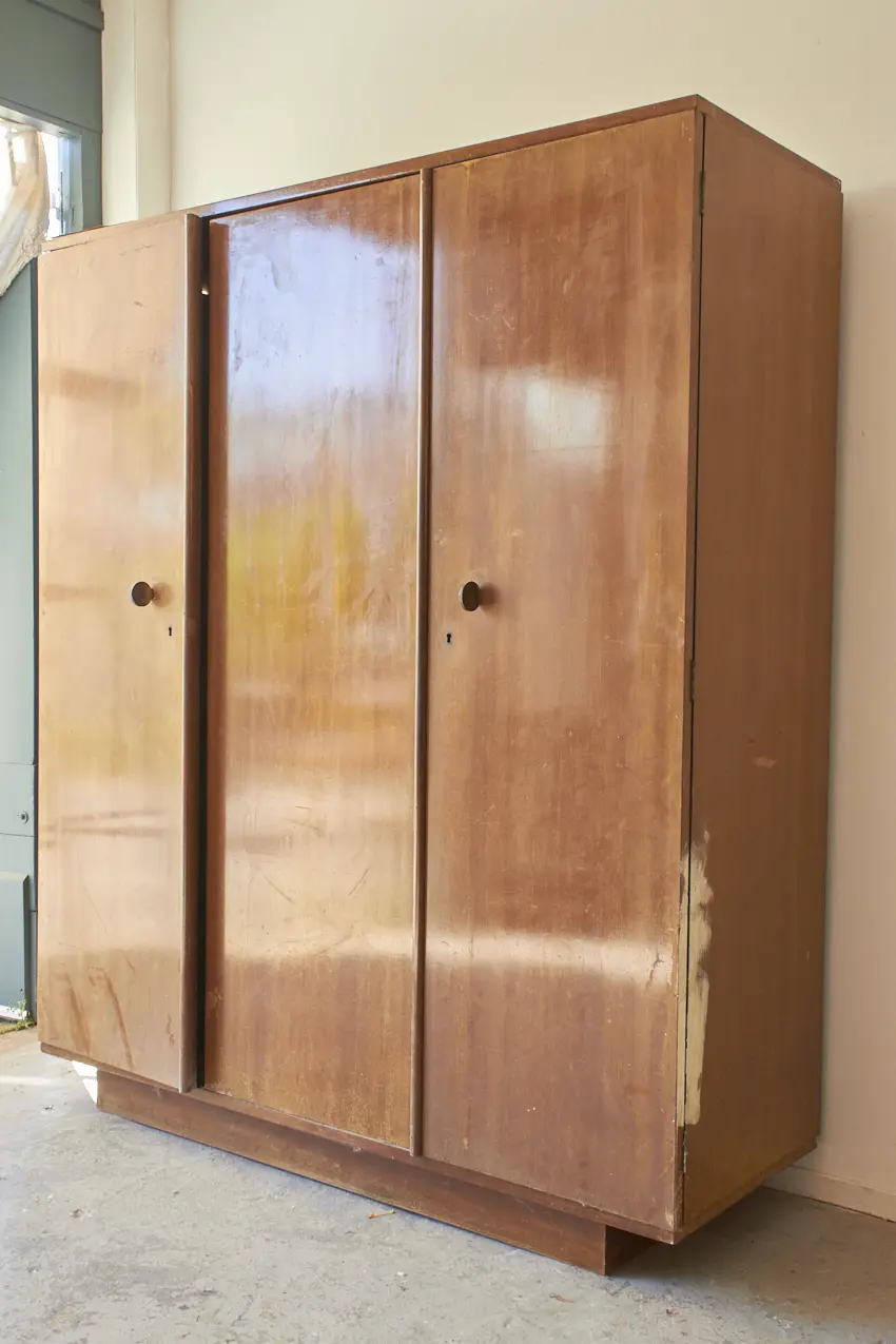 10695---Strakke-retro-kast-met-drie-deuren---Firma-Zoethout-02