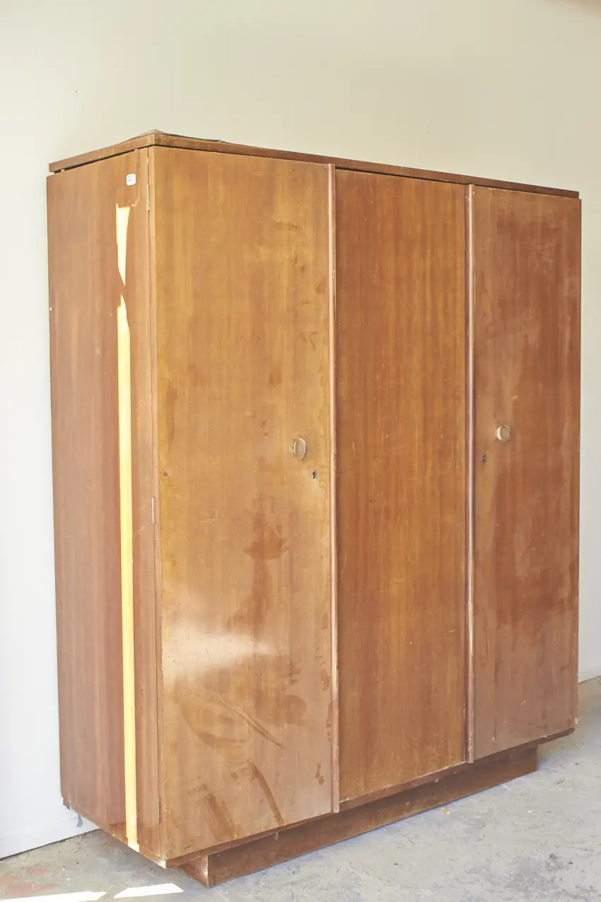 10695---Strakke-retro-kast-met-drie-deuren---Firma-Zoethout-03