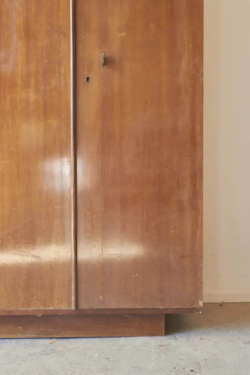 10695---Strakke-retro-kast-met-drie-deuren---Firma-Zoethout-05