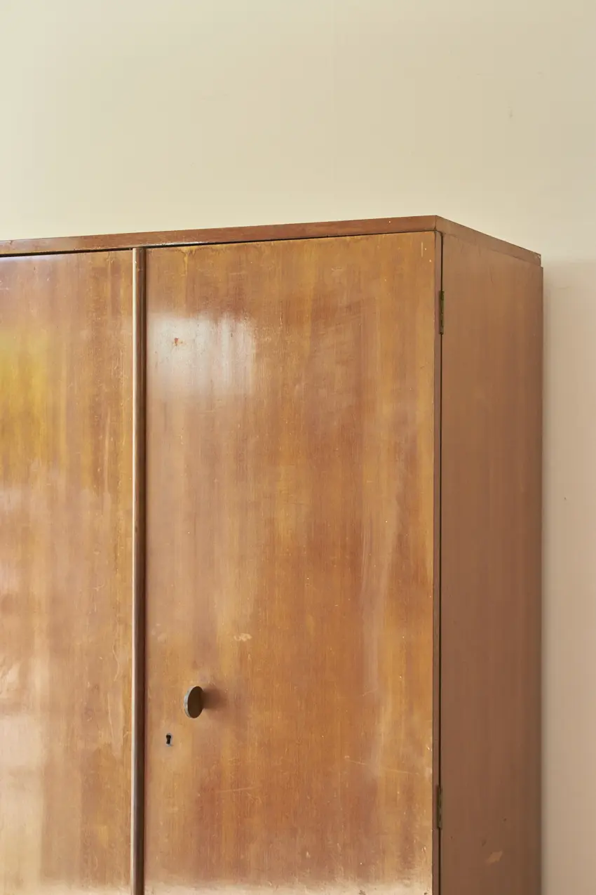 10695---Strakke-retro-kast-met-drie-deuren---Firma-Zoethout-06