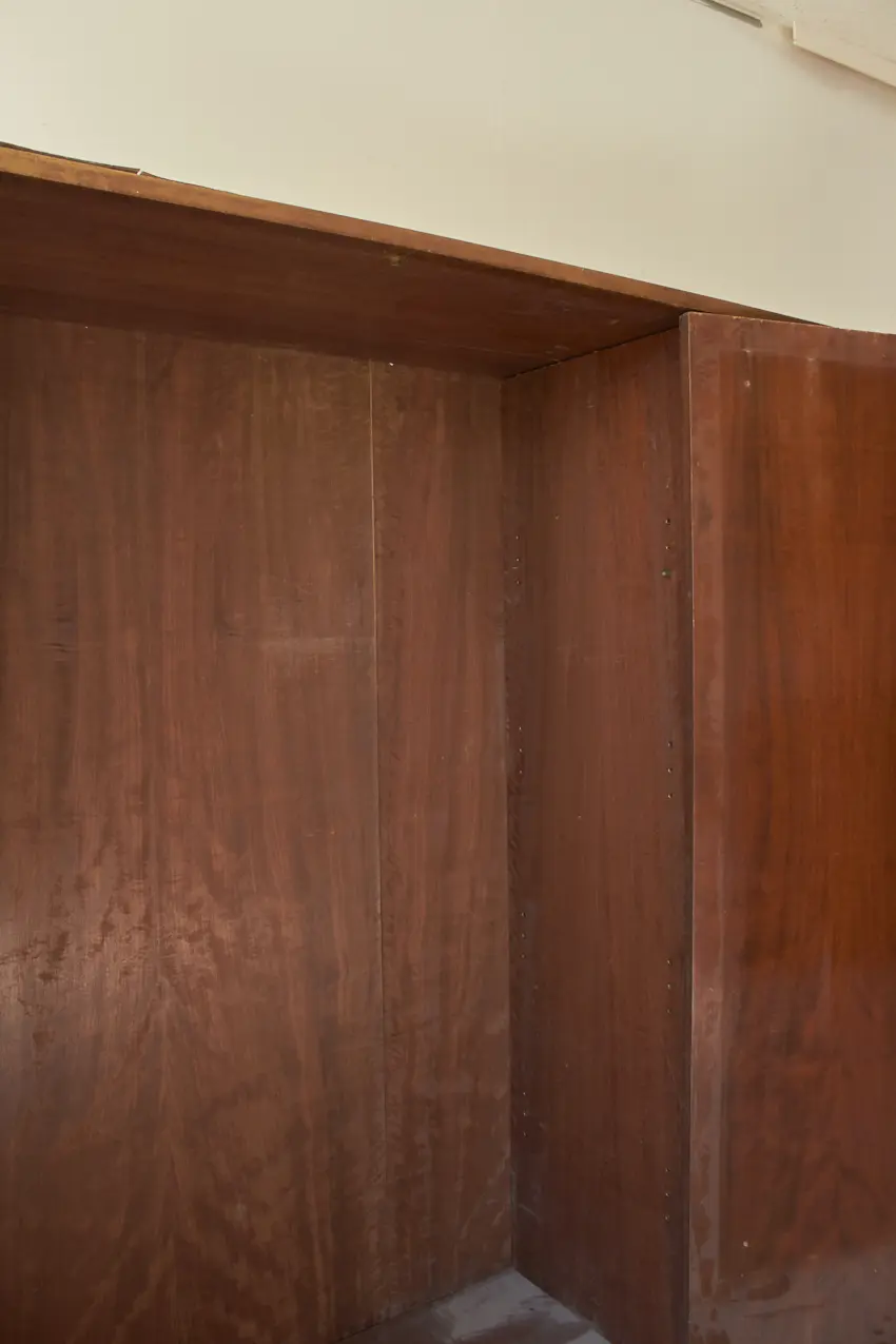 10695---Strakke-retro-kast-met-drie-deuren---Firma-Zoethout-07