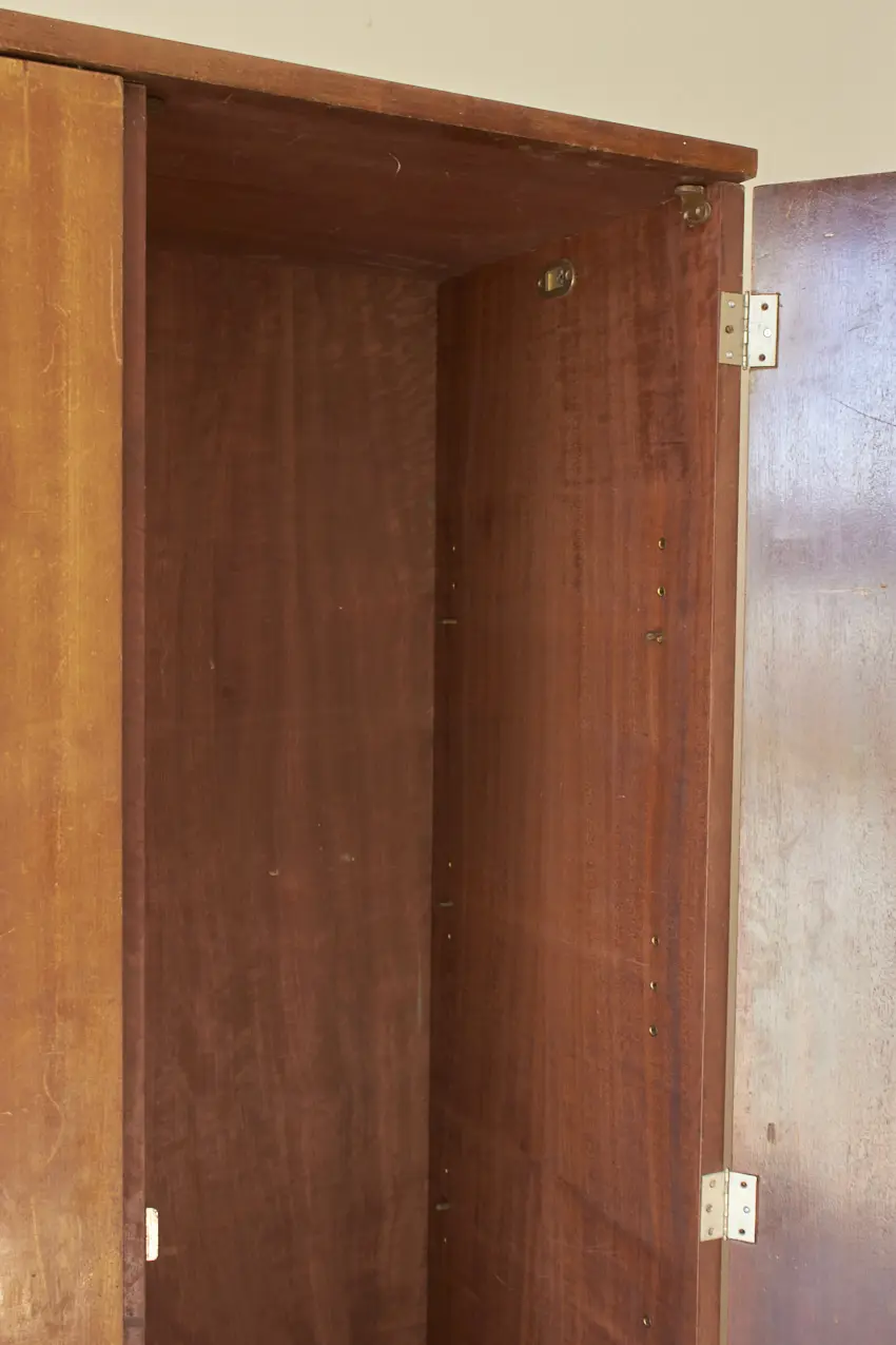 10695---Strakke-retro-kast-met-drie-deuren---Firma-Zoethout-08