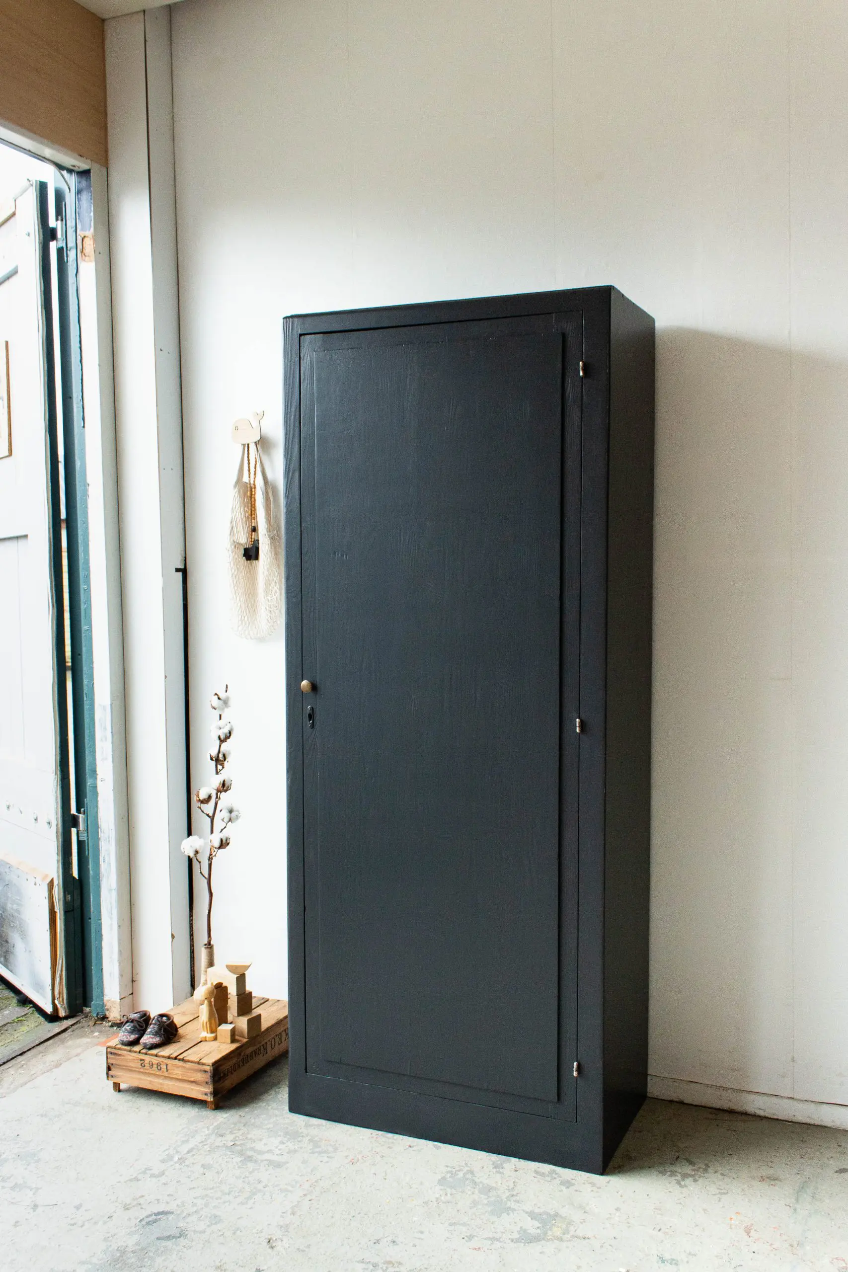 1603-Kraaizwarte-smalle-kledingkast-3.jpg