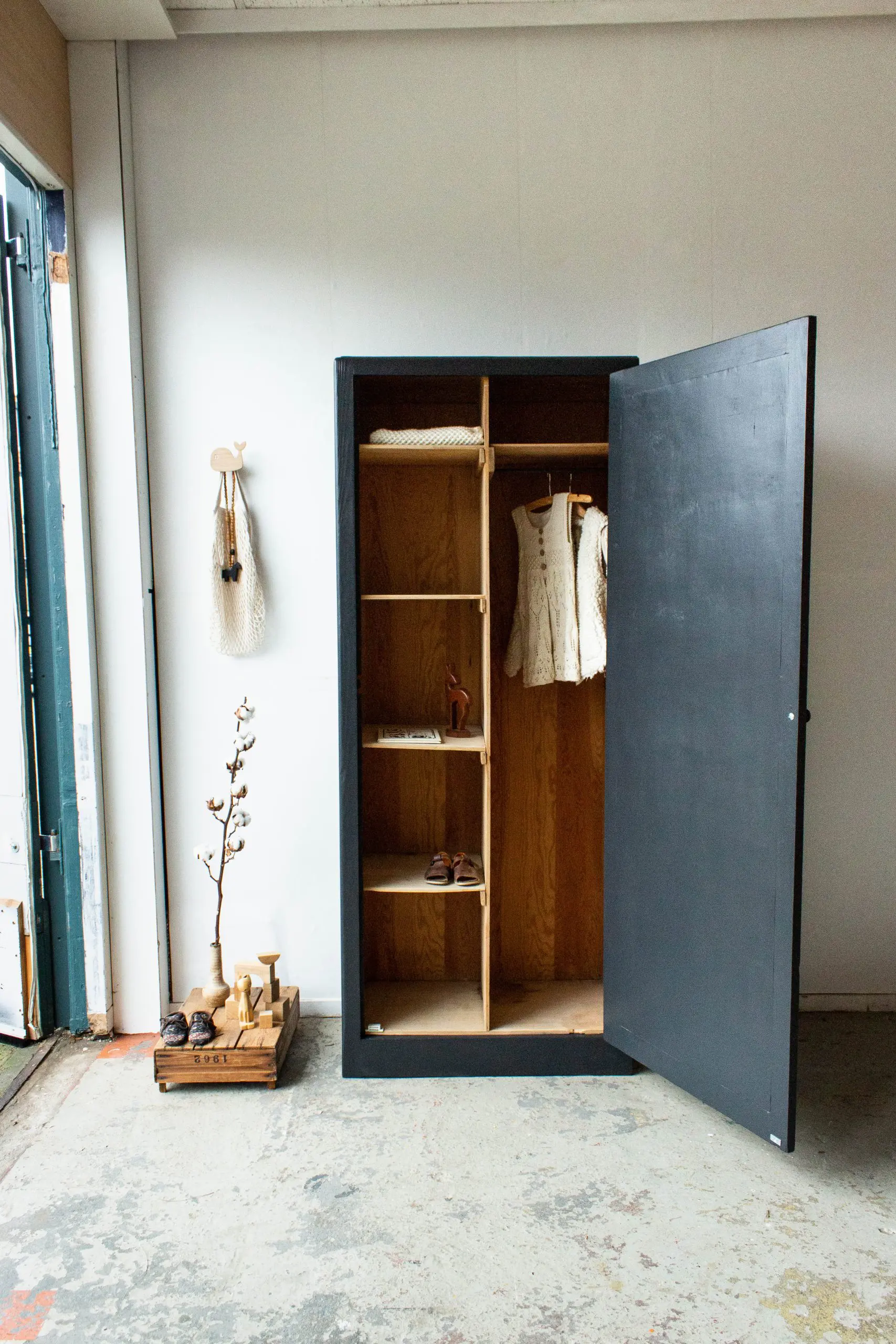 1603-Kraaizwarte-smalle-kledingkast-6.jpg