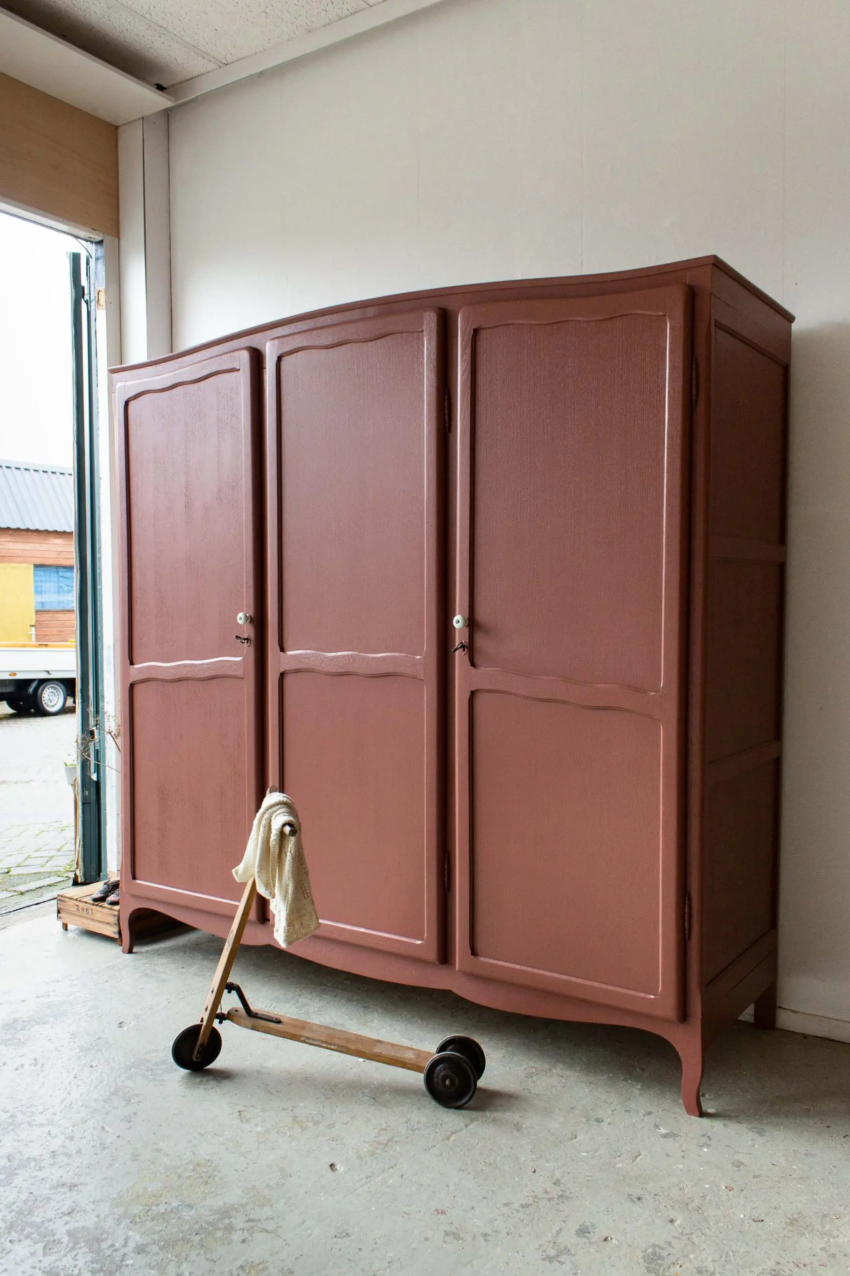 1621-Karmozijnrode-demontabele-driedeurs-kast-2.jpg