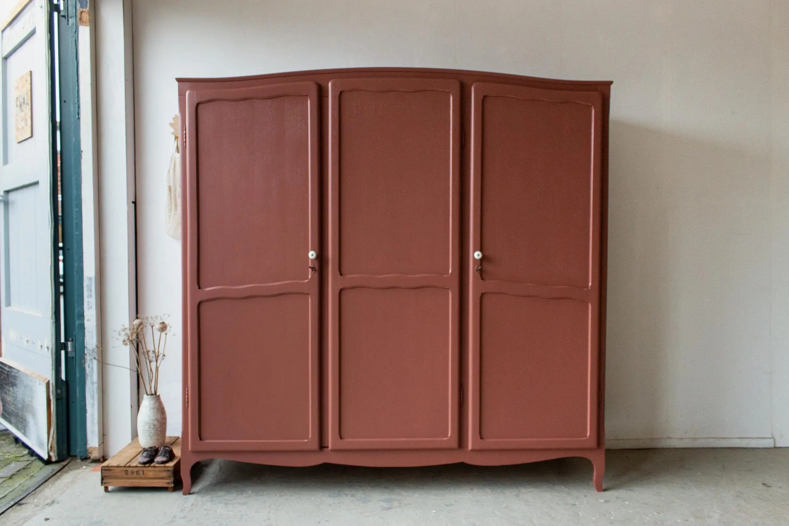 1621-Karmozijnrode-demontabele-driedeurs-kast-3.jpg