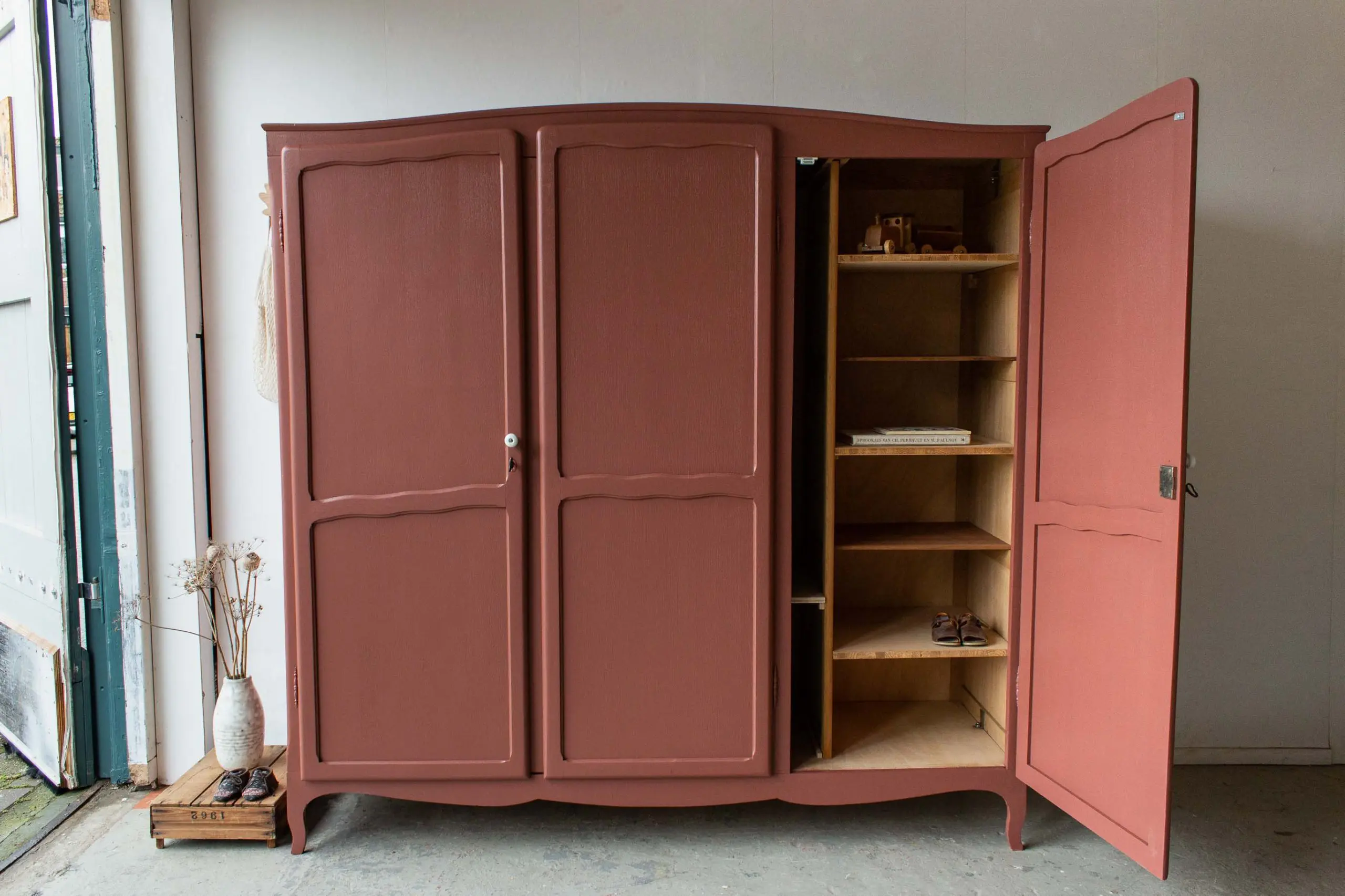 1621-Karmozijnrode-demontabele-driedeurs-kast-6.jpg
