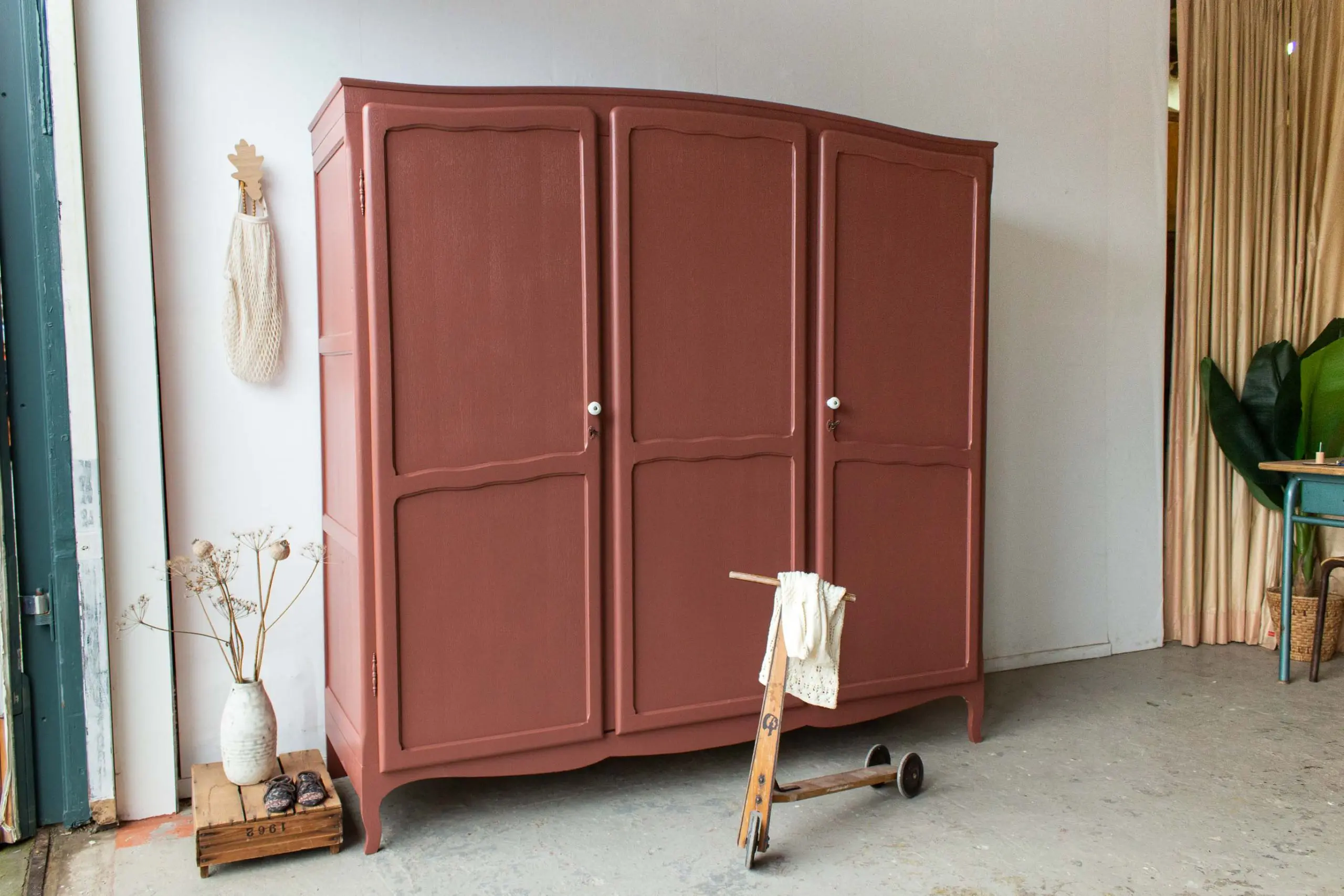 1621-Karmozijnrode-demontabele-driedeurs-kast.jpg