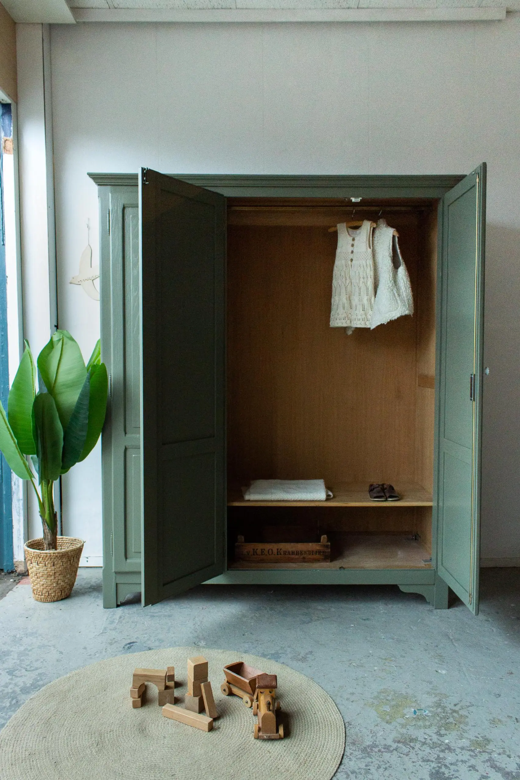 1642-Rozemarijngroene-demontabele-kledingkast-5.jpg