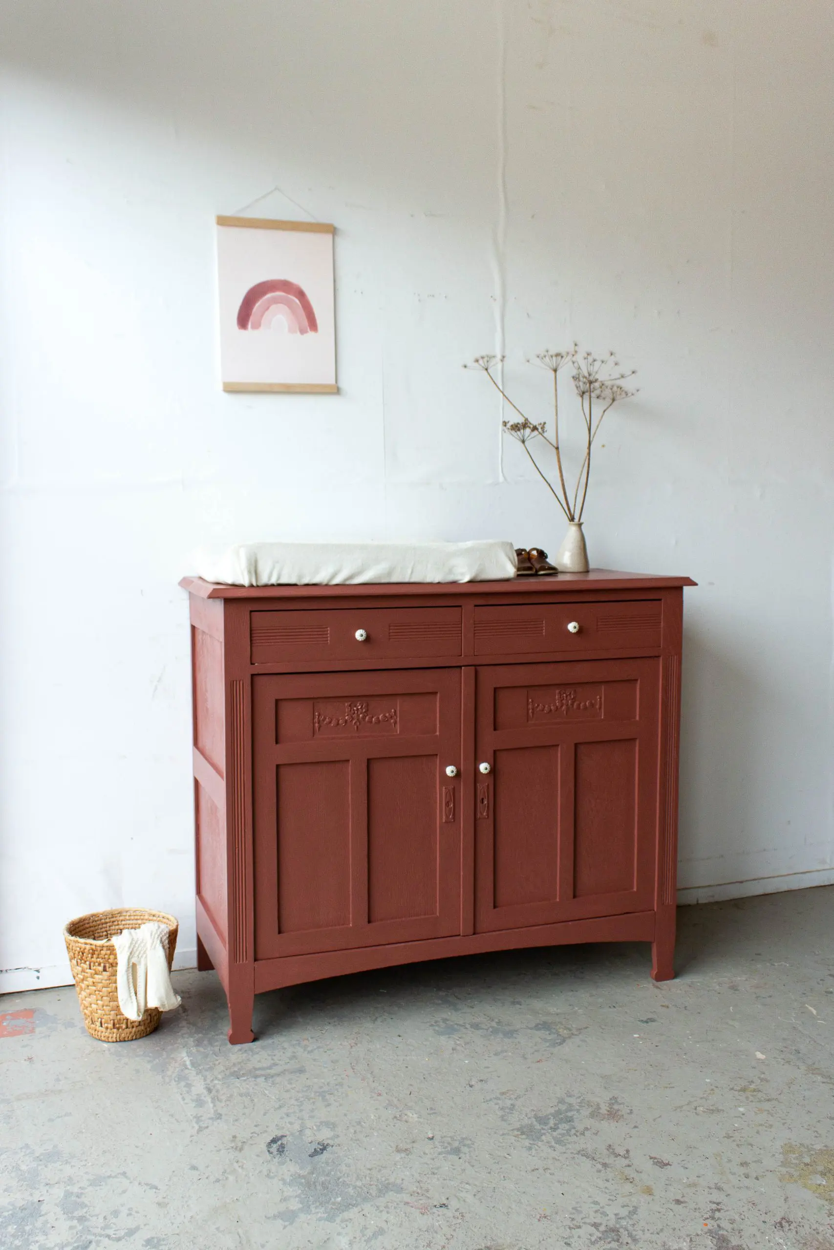 2208-Karmozijnrode-vintage-commode.jpg