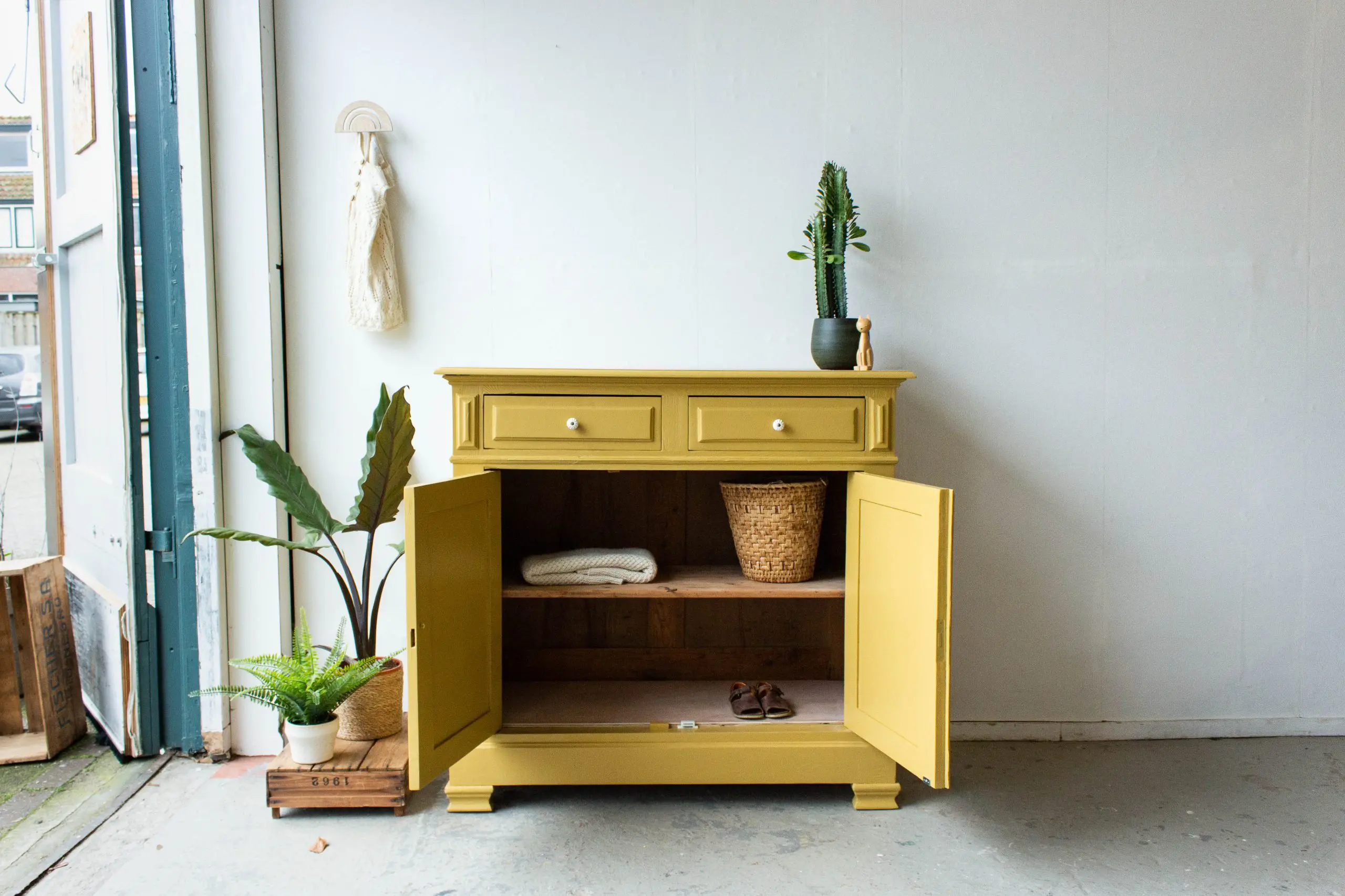 2213-Saffraangele-vintage-commode-voor-op-de-kinderkamer-2.jpg