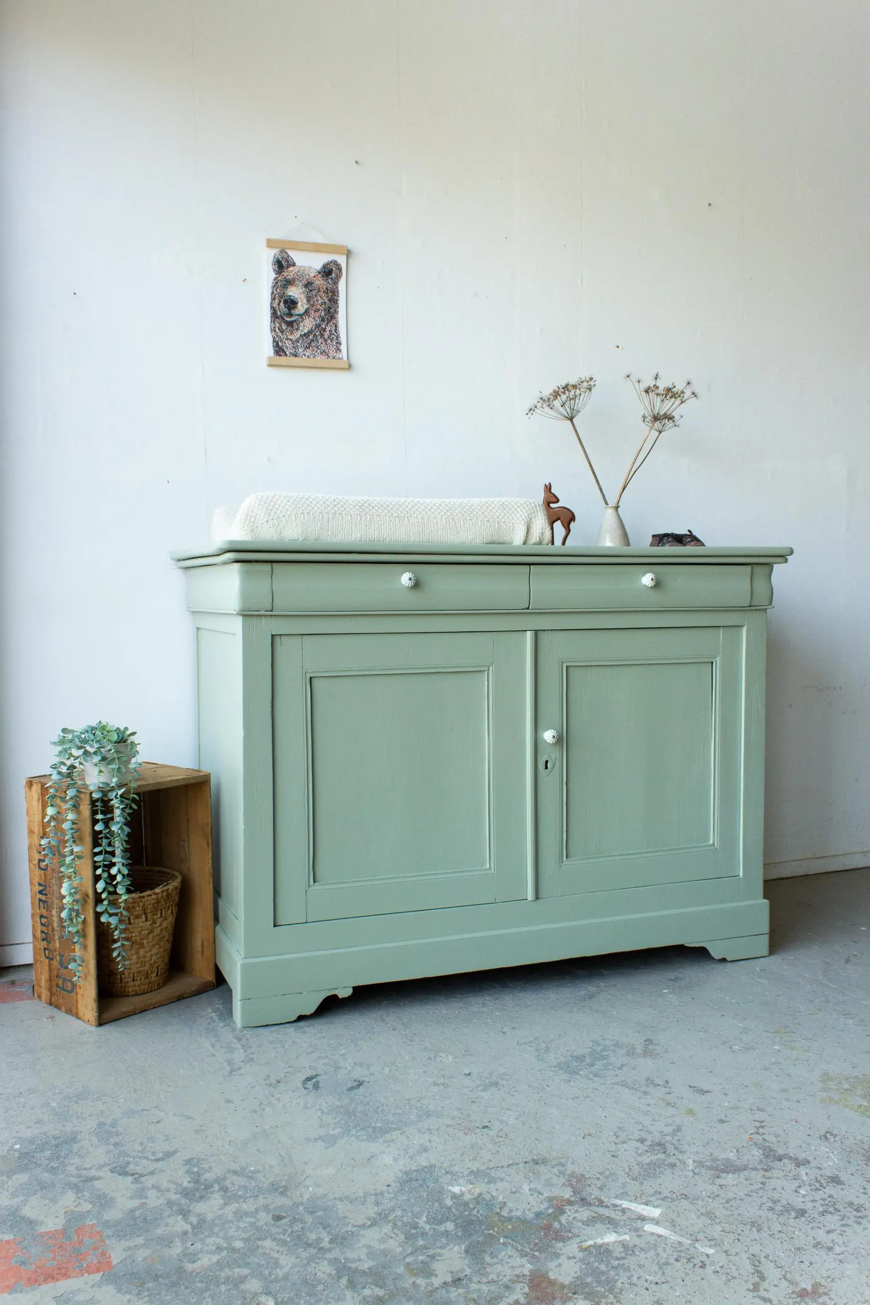 2242-Warmgroene-brede-vintage-commode.jpg