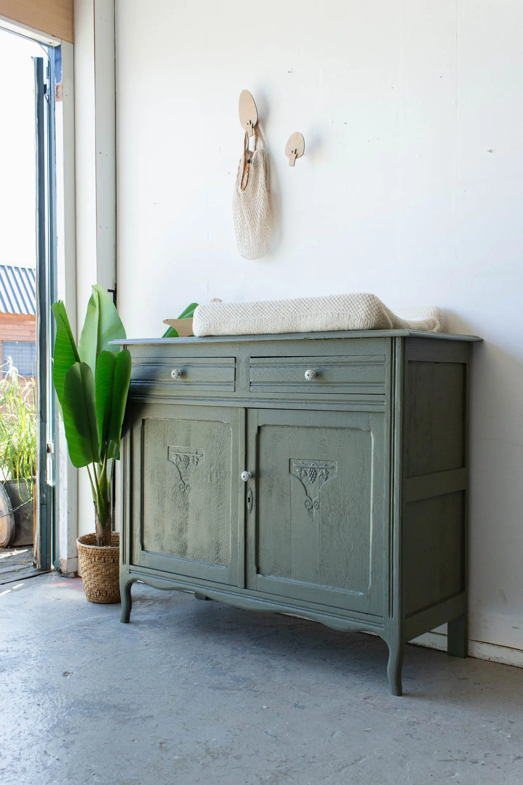 2253-Rozemarijngroene-vintage-commode-2.jpg