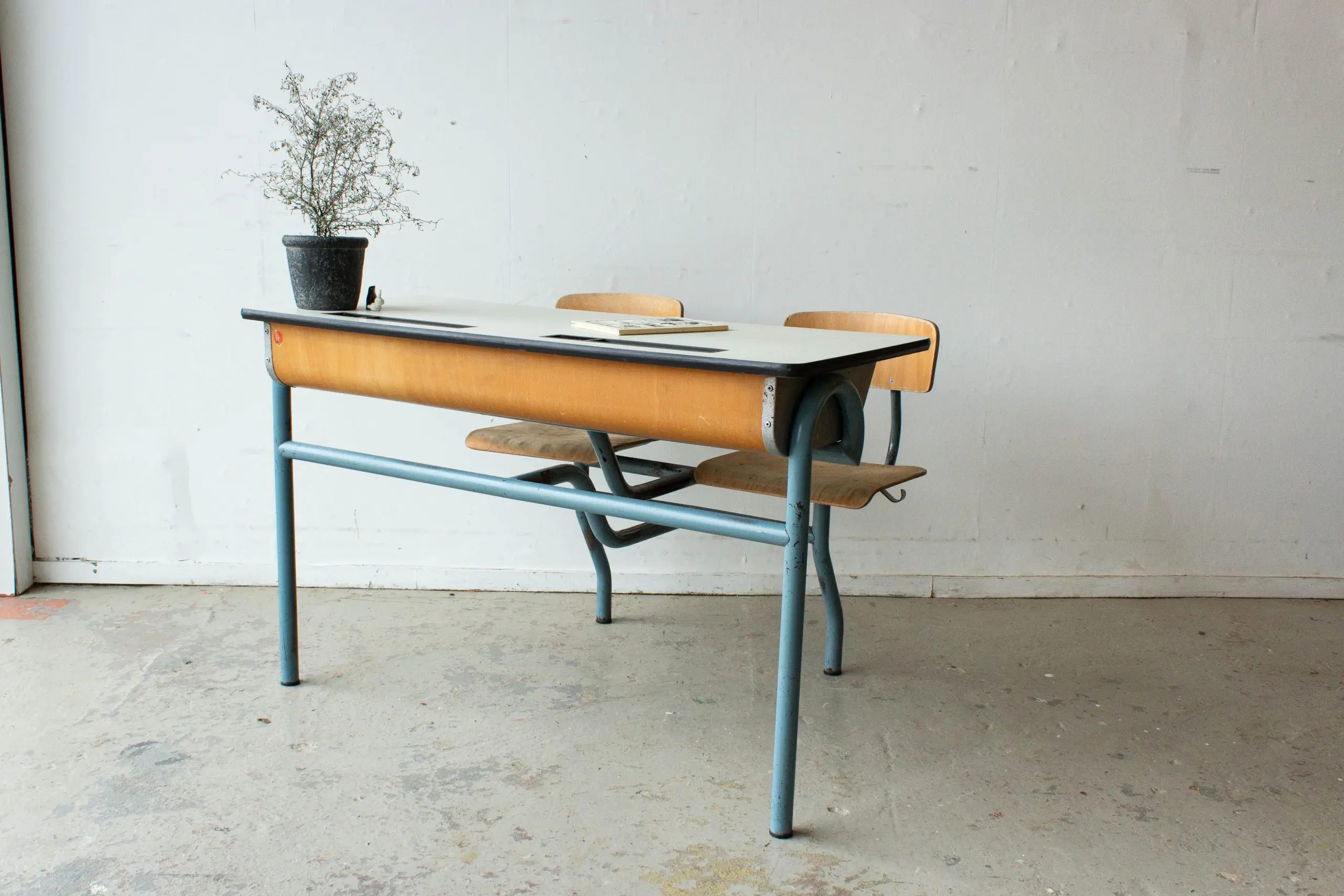 3199-Vintage-schoolbank-met-creme-kleurig-blad-5.jpg