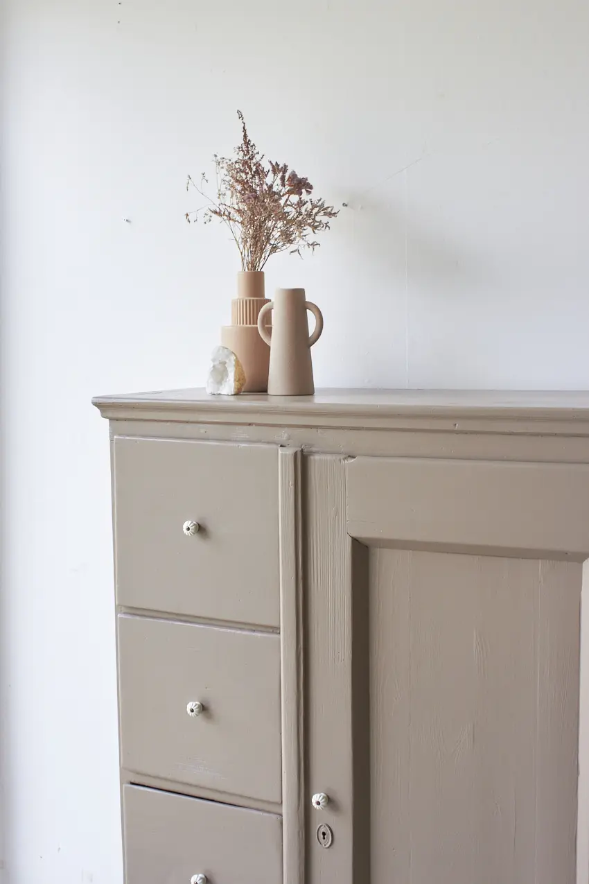 10672---Vintage-speelgoedkast-in-oud-roze-kleur---Firma-Zoethout-03