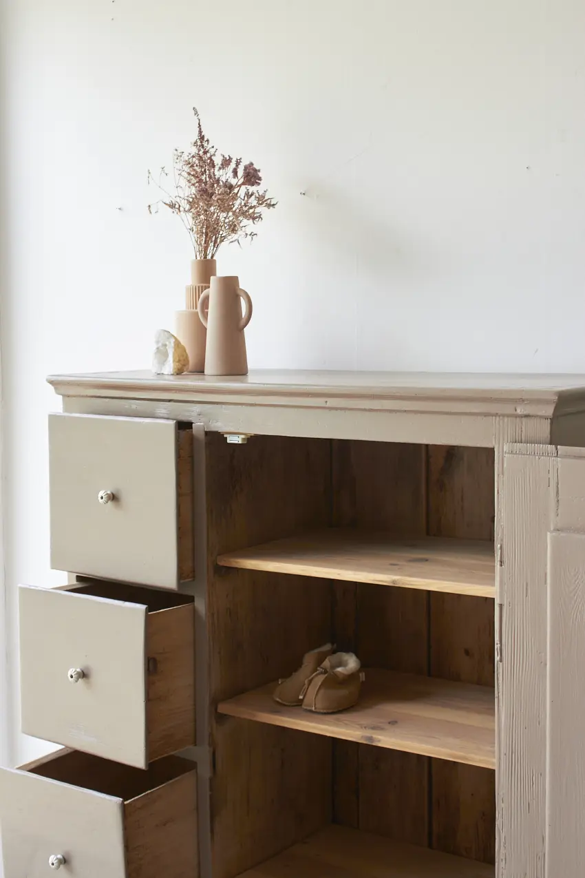 10672---Vintage-speelgoedkast-in-oud-roze-kleur---Firma-Zoethout-05