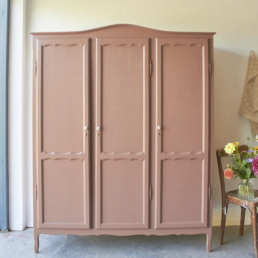 Demontabele sierlijke driedeurs kast in oud roze